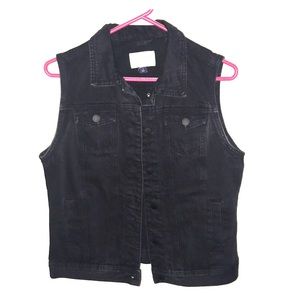 • black jean vest •